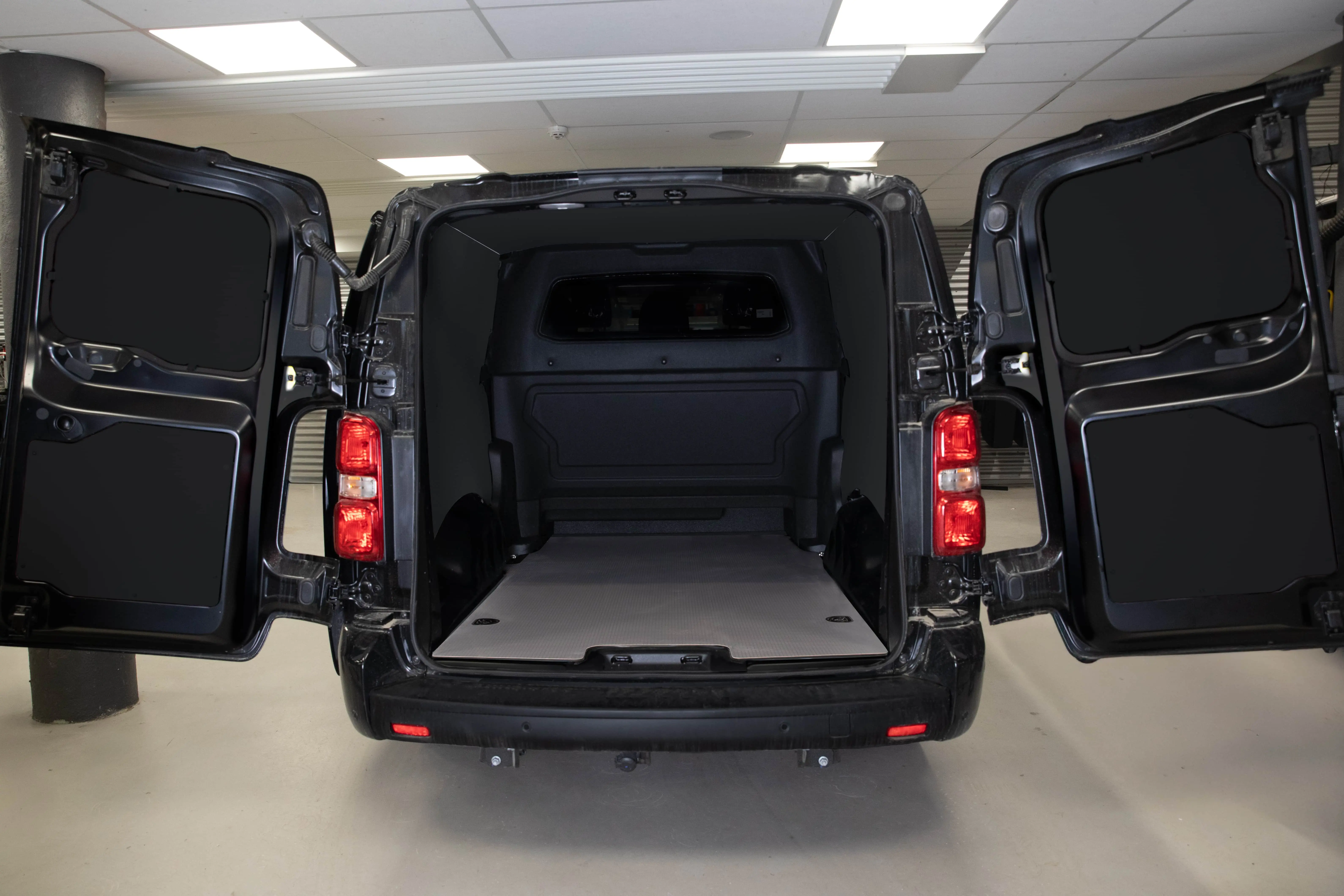 Gulv for Expert-, Jumpy-, ProAce-, Vivaro- og Scudo L3-dobbeltførerhus